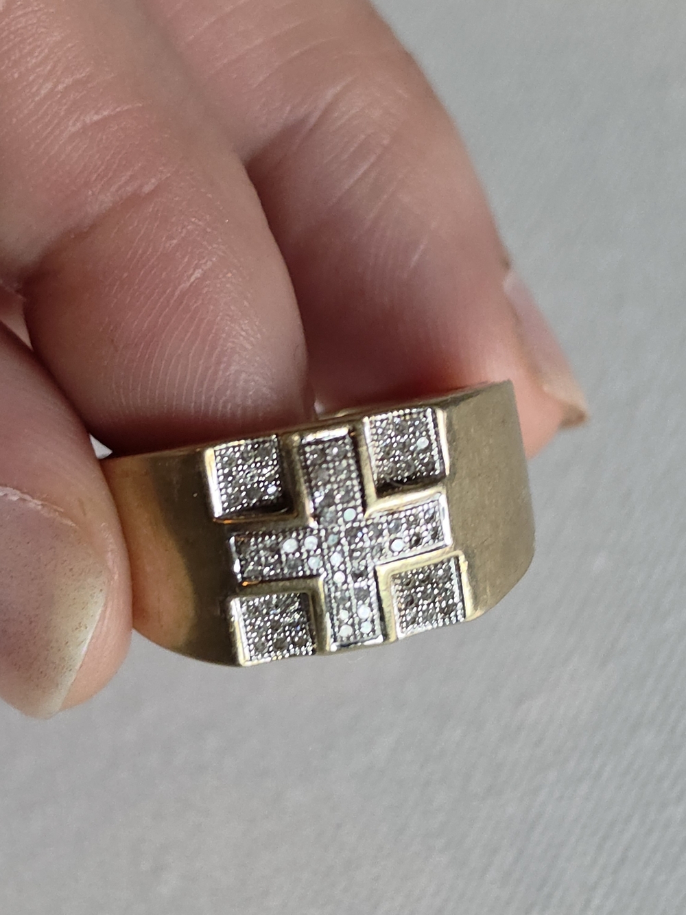 This vintage 1970's 10k gold men's ring features a unique design Size 10